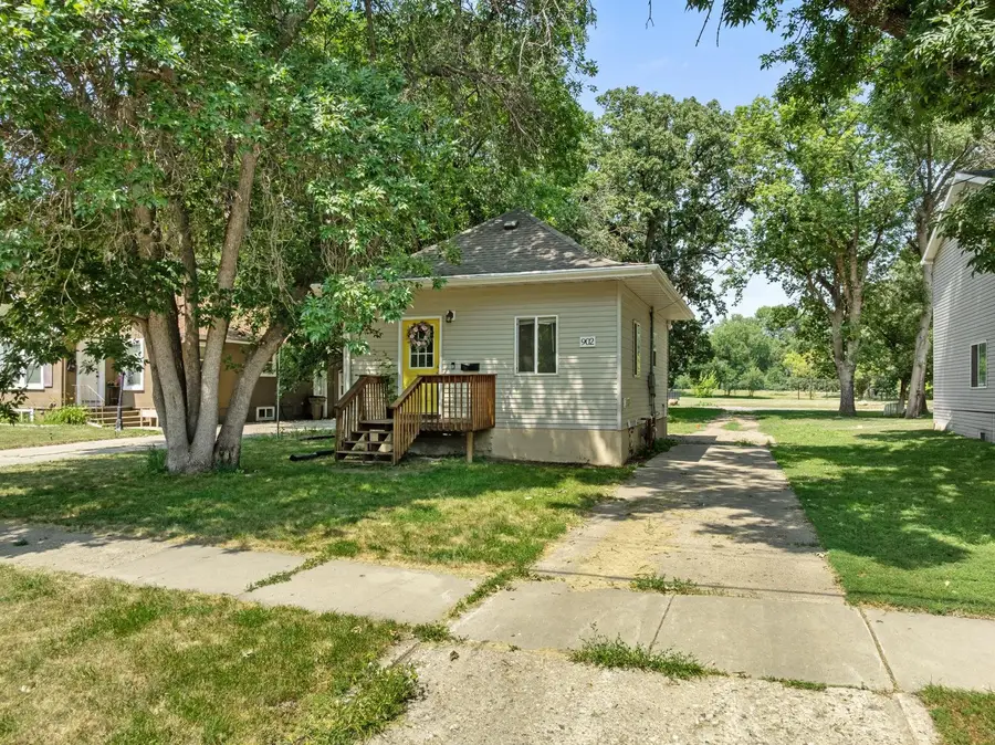 902 4TH AVE NW, Minot, ND 58703 - #3