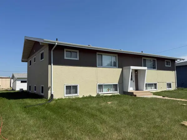 2026 NW 4th St NW, Minot, ND 58703