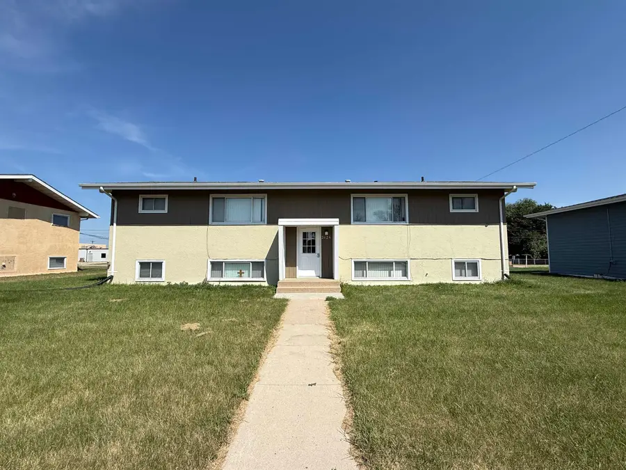 2026 NW 4th St NW, Minot, ND 58703 - #2