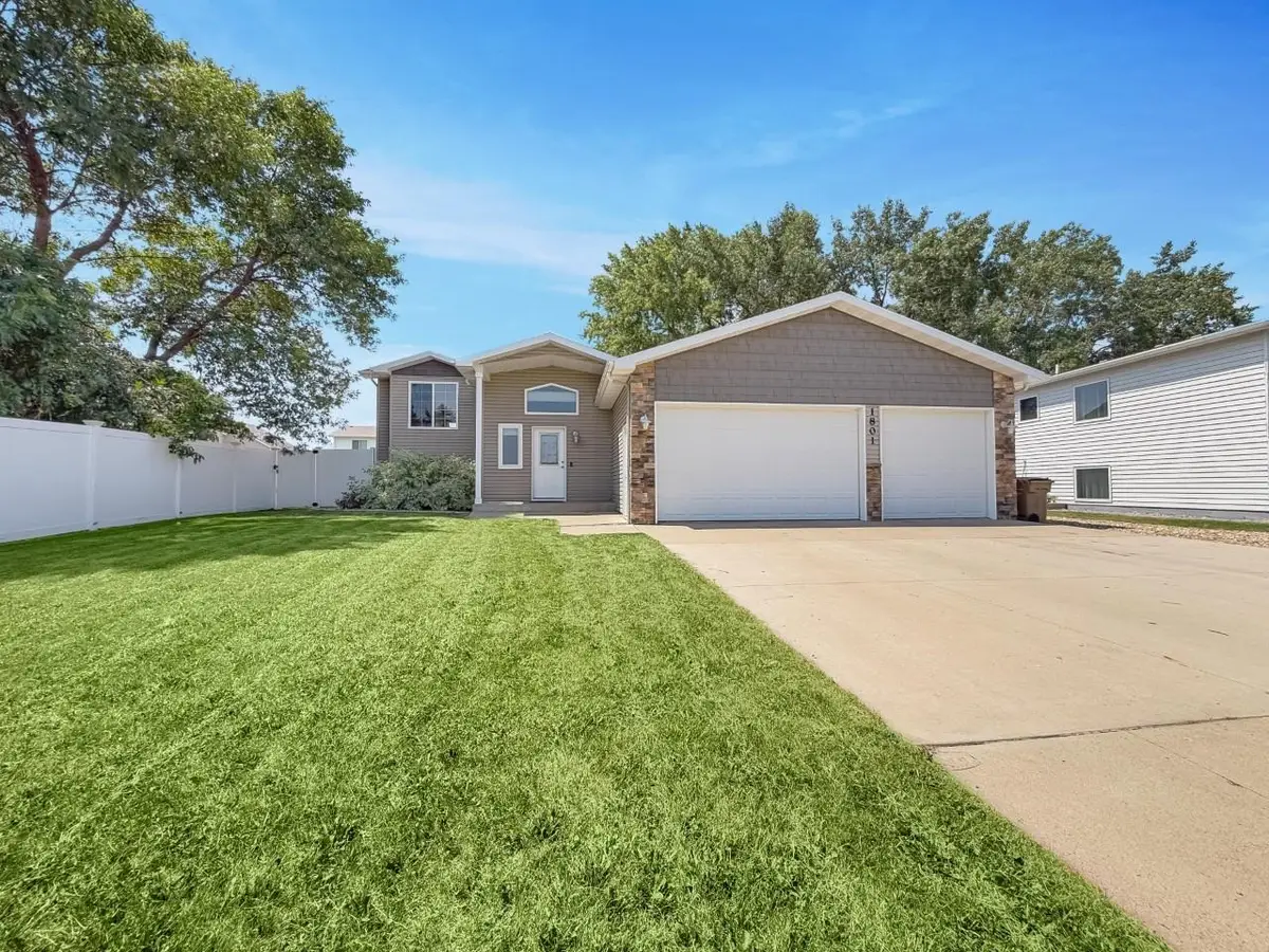 1801 Sunset Blvd, Minot, ND 58703 - #1