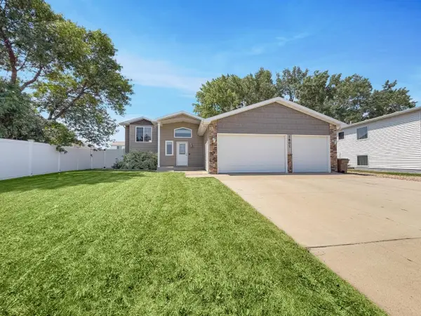 1801 Sunset Blvd, Minot, ND 58703