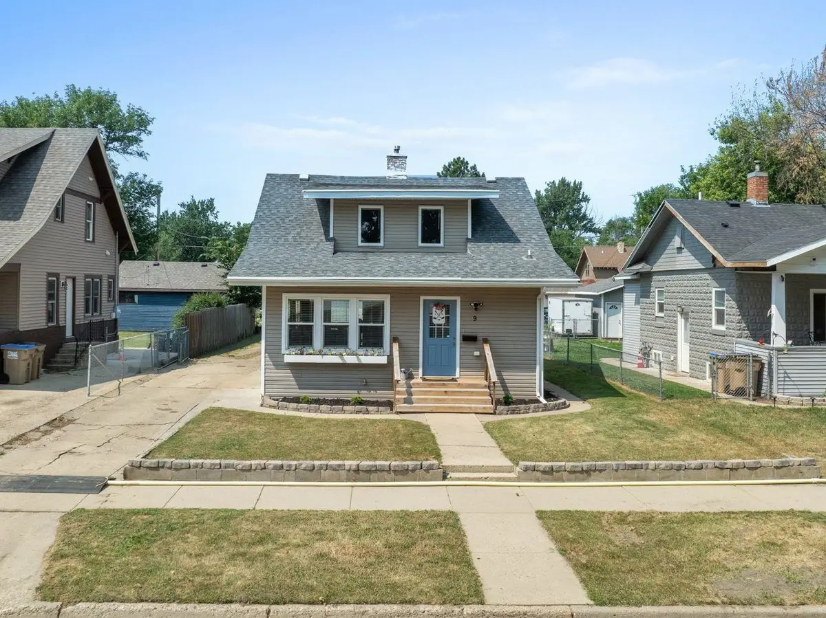 9 7th St NW, Minot, ND 58703 - #1