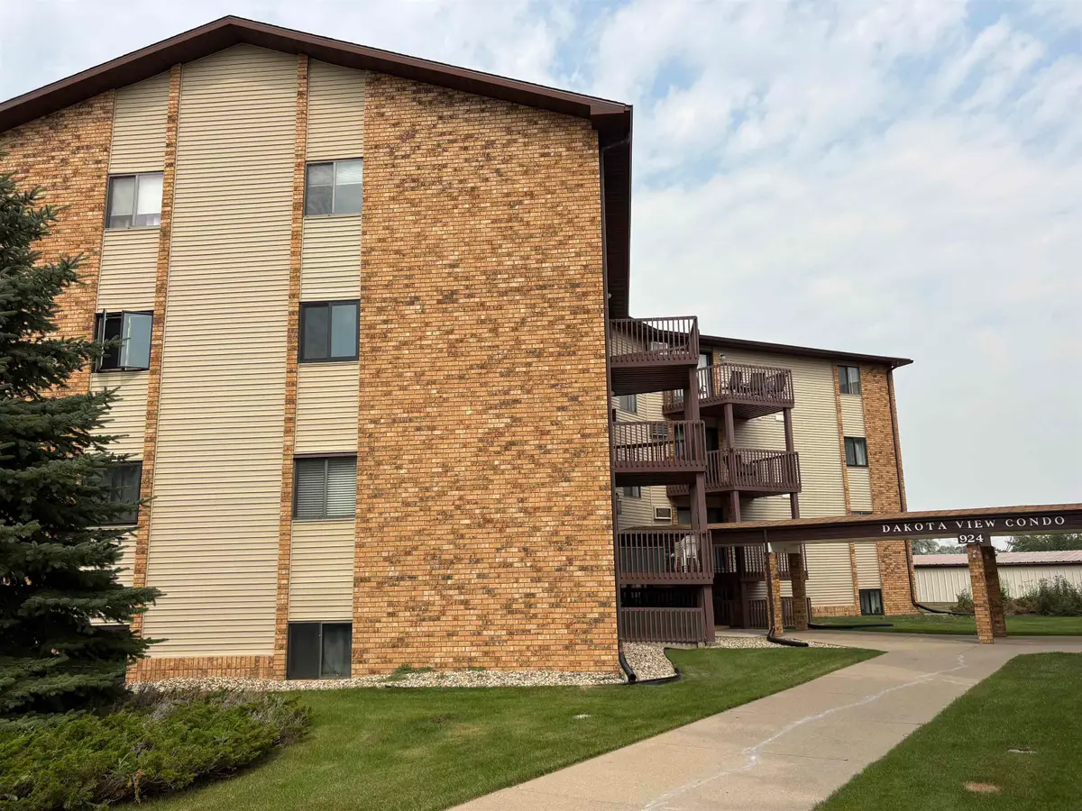 924A 28th Ave SW, Minot, ND 58701 - #1