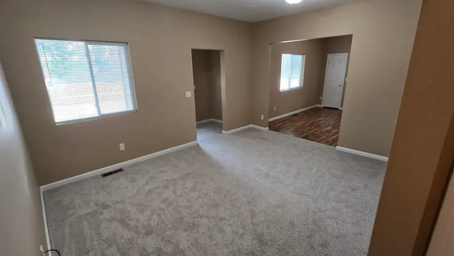 316 5th Ave NW, Minot, ND 58703 - #3