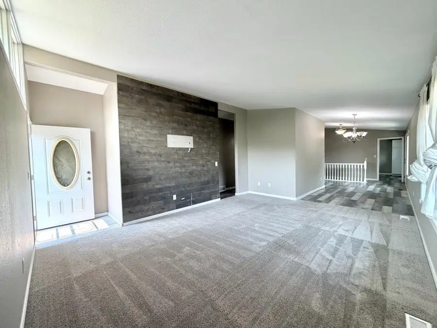 1816 2nd Ave NW, Minot, ND 58703 - #3