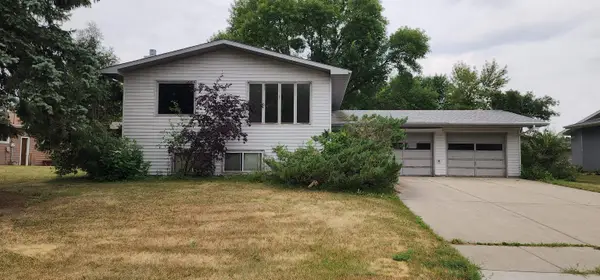 2507 6th St NW, Minot, ND 58703