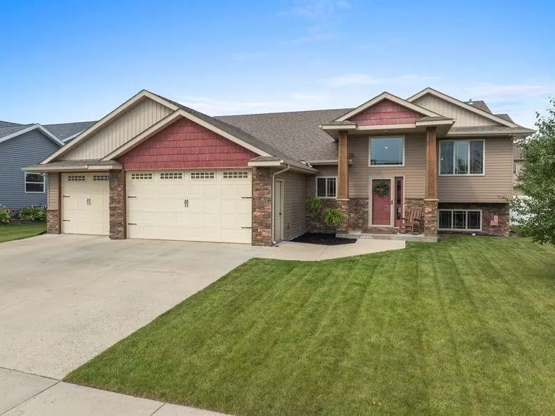 2621 17TH ST NW, Minot, ND 58703 - #2