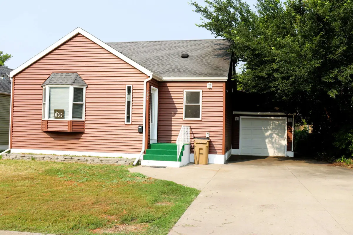 805 7th St NW, Minot, ND 58703 - #1