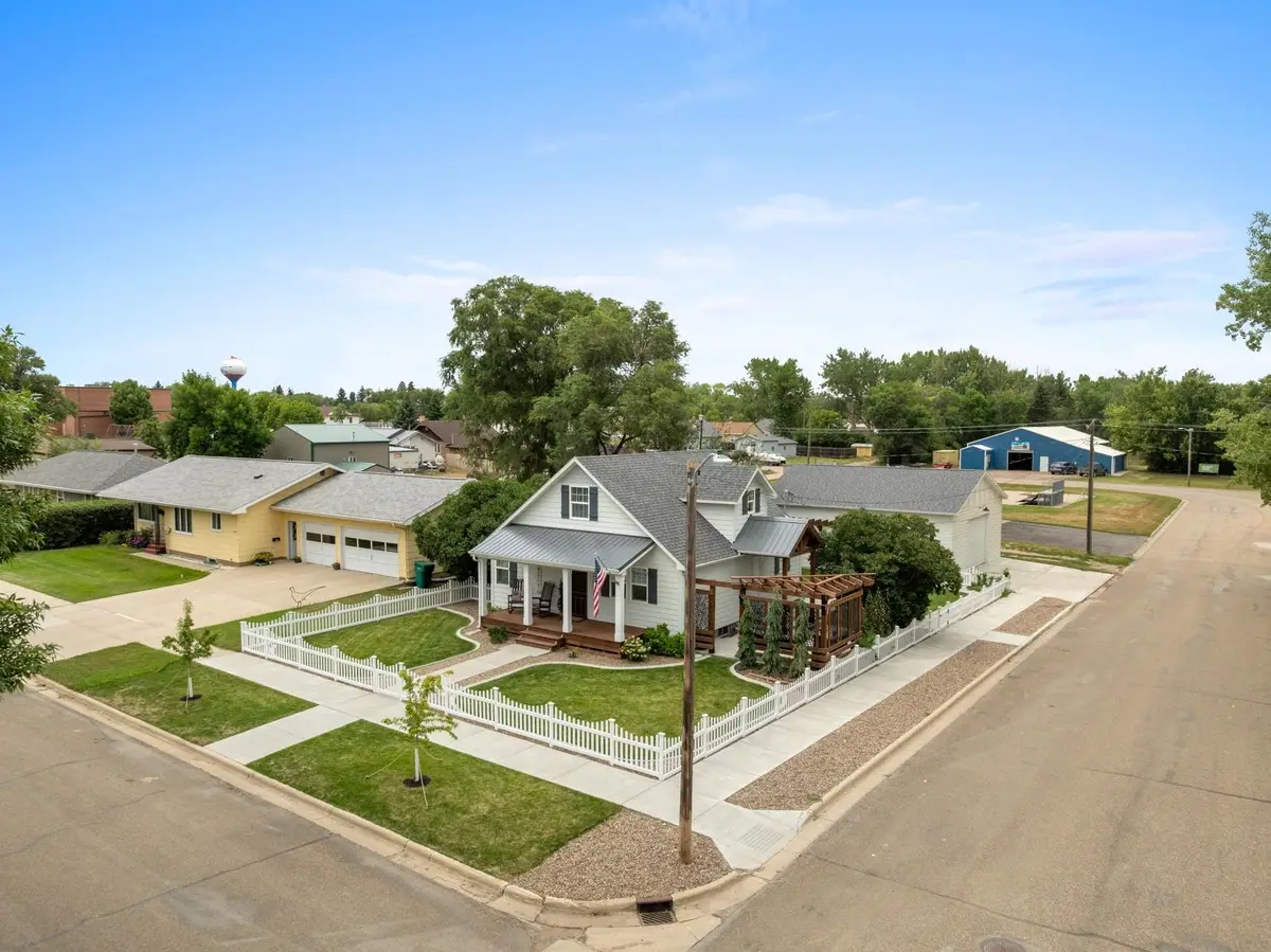 335 2nd Ave NE, Garrison, ND 58540 - #1