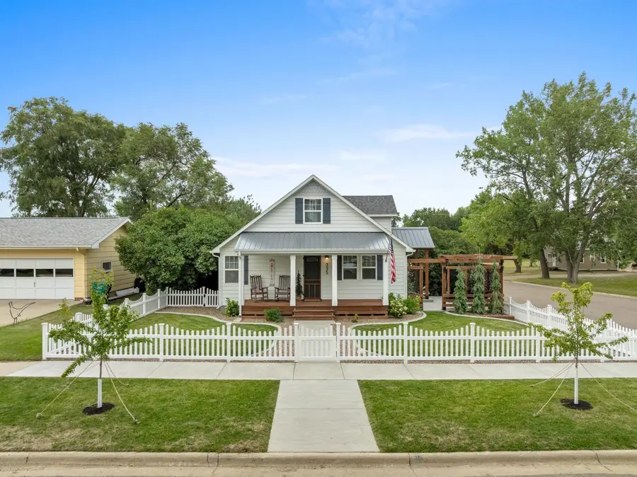 335 2nd Ave NE, Garrison, ND 58540 - #2