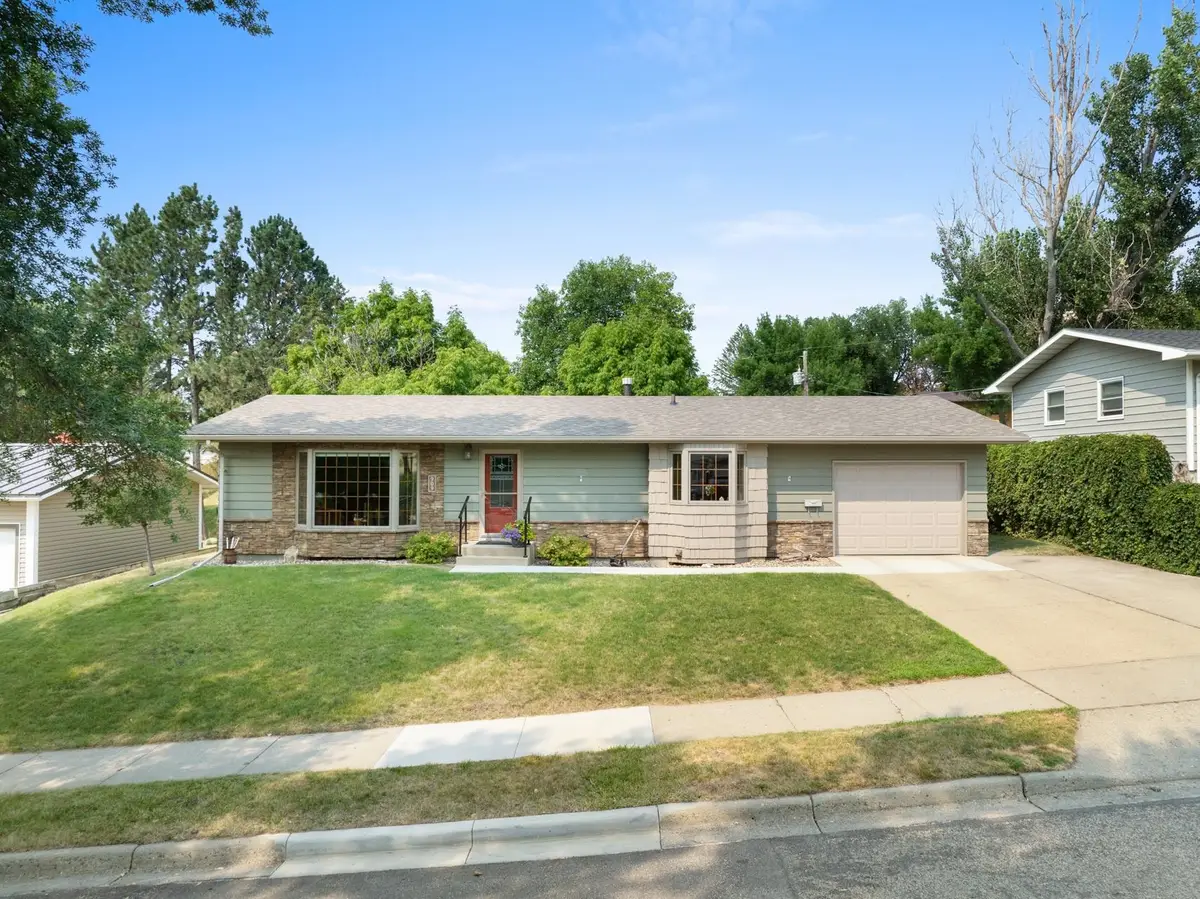 909 21st St NW, Minot, ND 58703 - #1