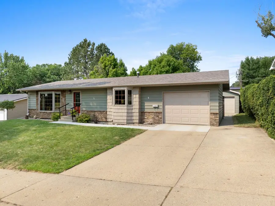 909 21st St NW, Minot, ND 58703 - #2
