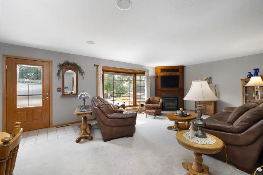 909 21st St NW, Minot, ND 58703 - #3