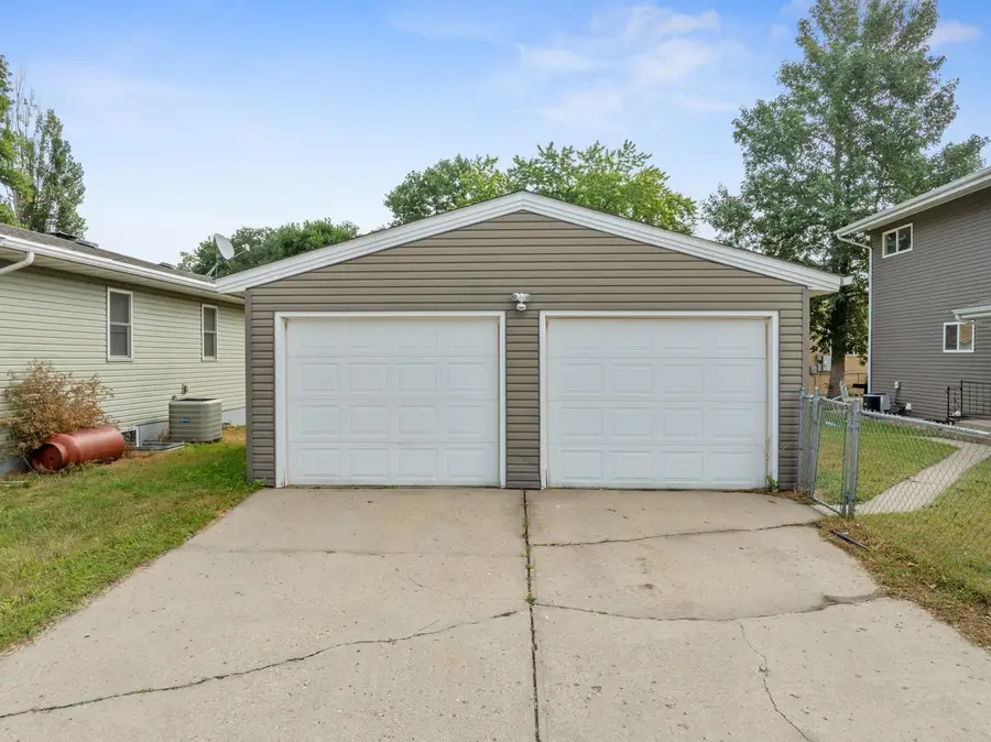 828/826 5th Ave NW, Minot, ND 58703 - #2