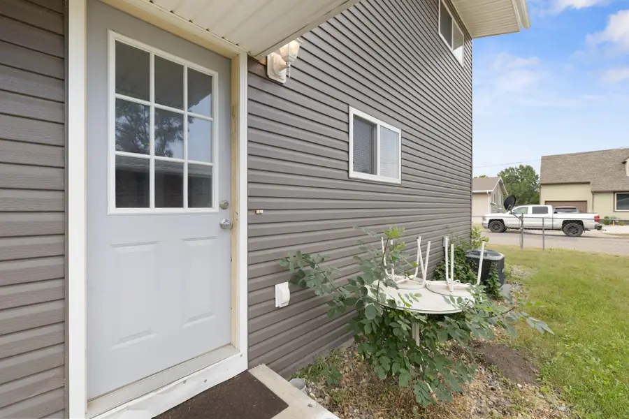 828/826 5th Ave NW, Minot, ND 58703 - #3