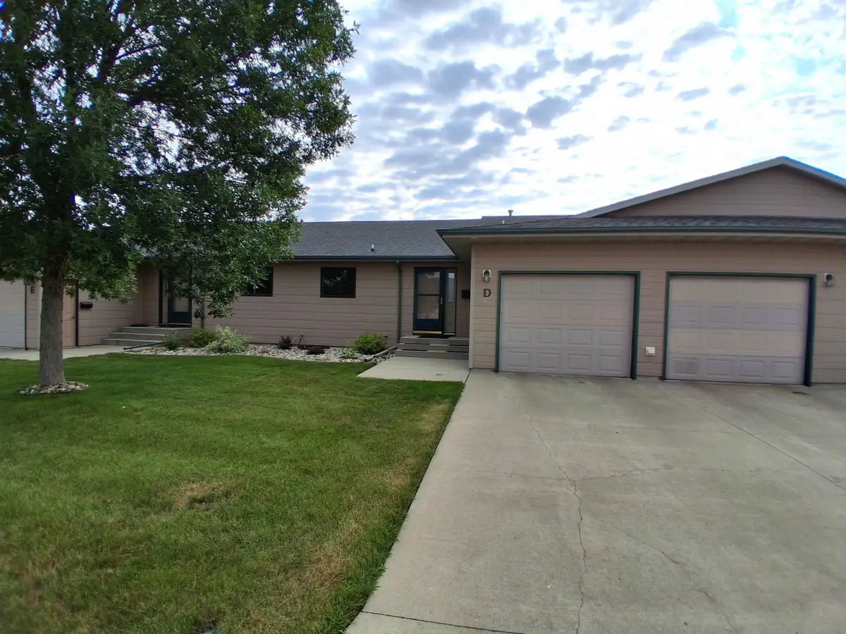 824 35th Ave, Minot, ND 58701 - #1