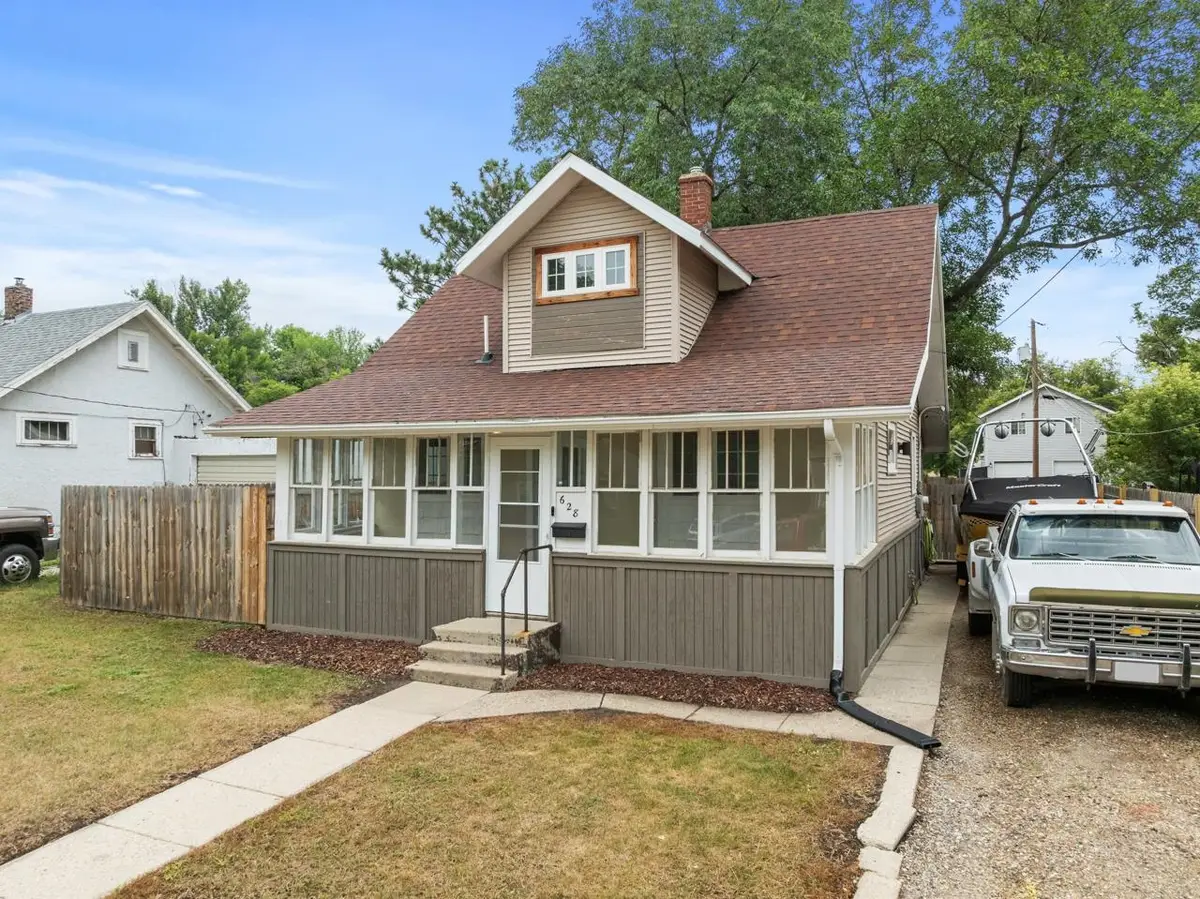 628 10th ST NE, Minot, ND 58703 - #1