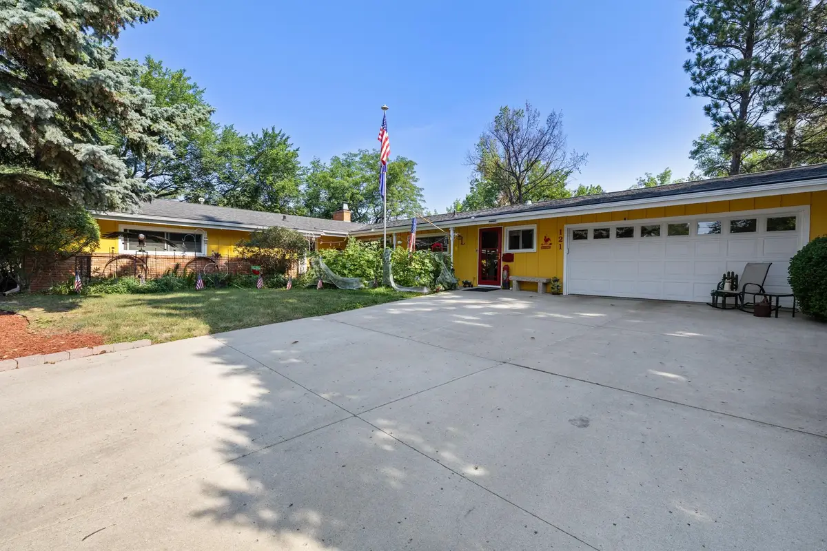 121 7th Ave SE, Minot, ND 58701 - #1
