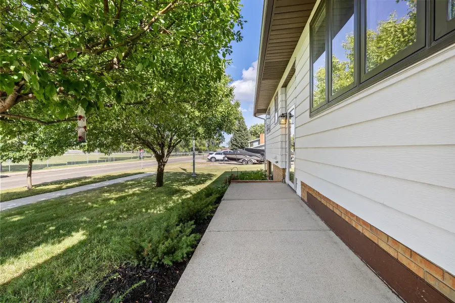 310 SE 16th Avenue, Minot, ND 58701 - #2