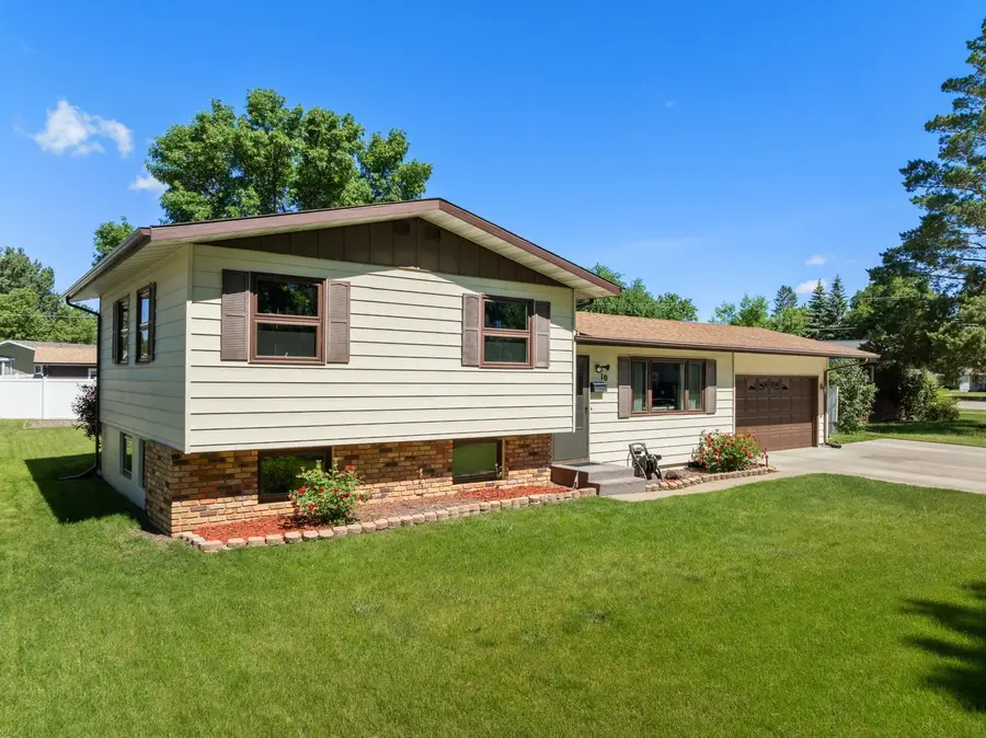 10 22nd St SW, Minot, ND 58701 - #2