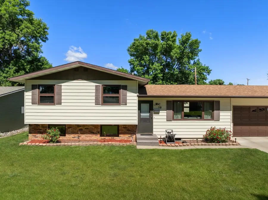 10 22nd St SW, Minot, ND 58701 - #3