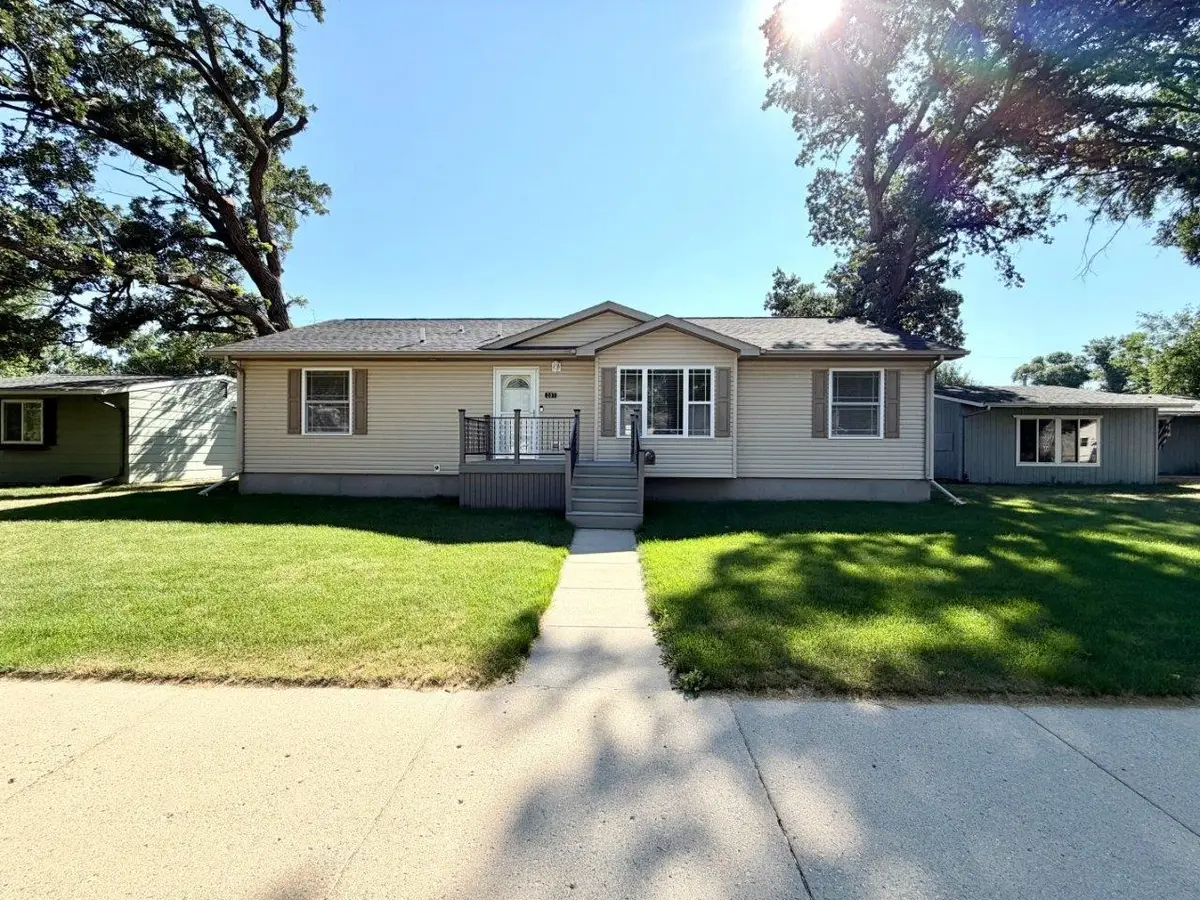 207 18th St SE, Minot, ND 58701 - #1