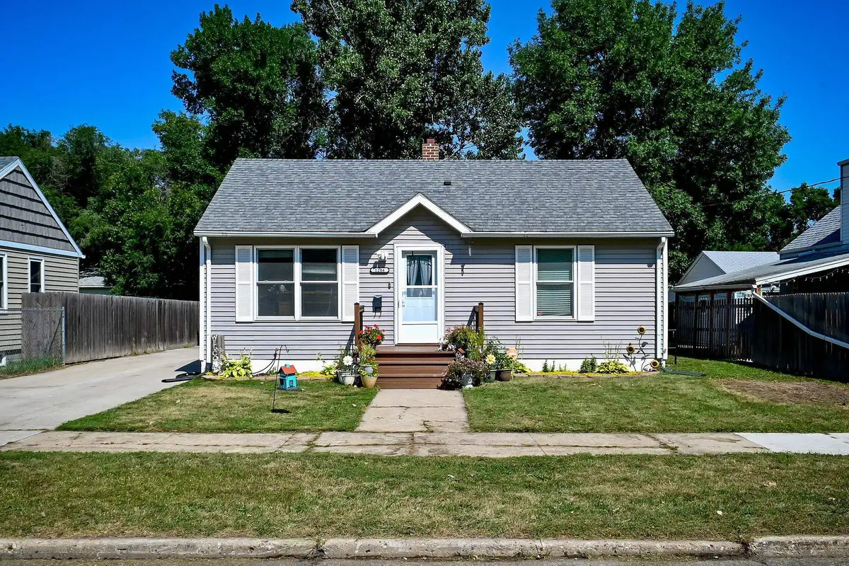 1204 5th Ave NW, Minot, ND 58703 - #1