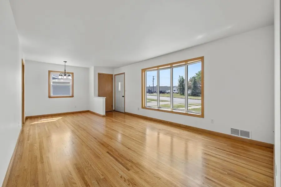 1909 4th St SW, Minot, ND 58701 - #2