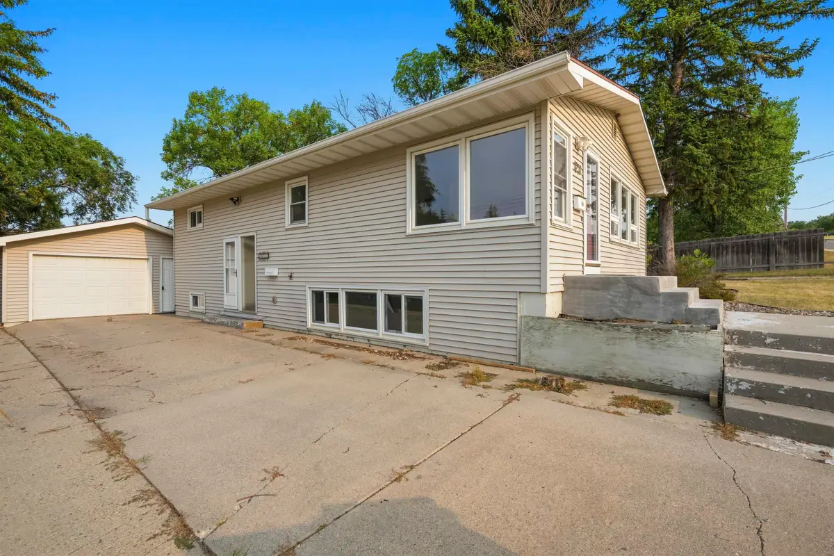 1231 NW 7th St, Minot, ND 58703 - #1