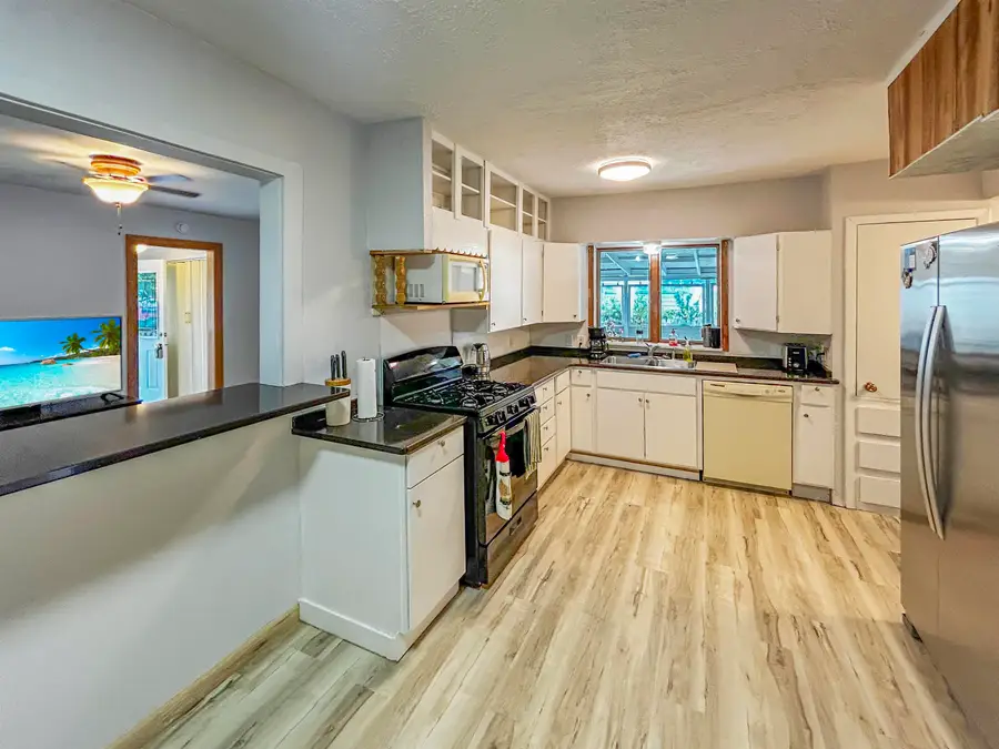 421 23rd St NW, Minot, ND 58703 - #2