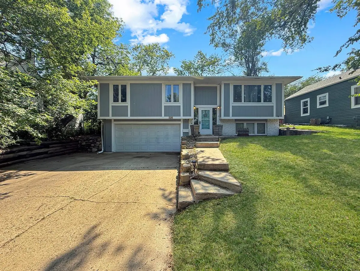 326 9th Ave SE, Minot, ND 58701 - #1