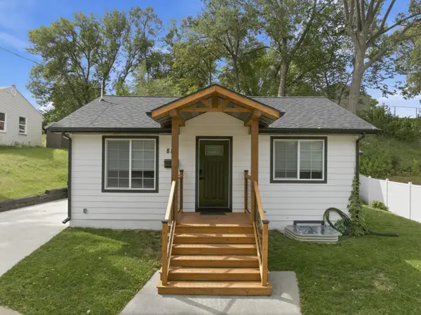 810 Summit Dr, Minot, ND 58701