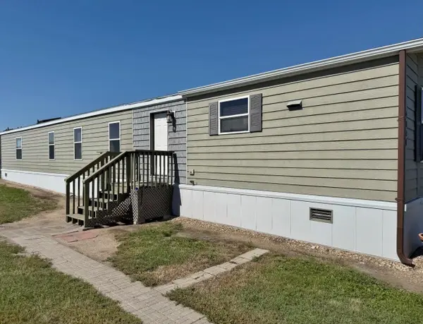 4028 Blue Bell DR, Minot, ND 58701