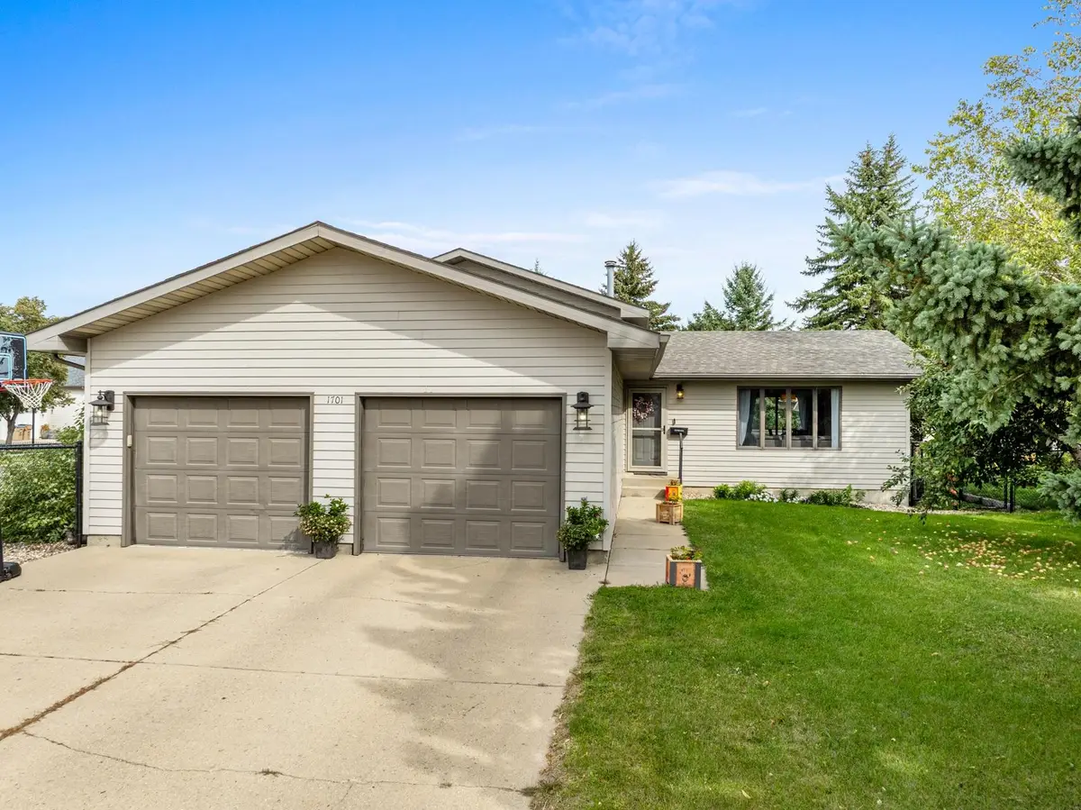 1701 13th St SW, Minot, ND 58701 - #1