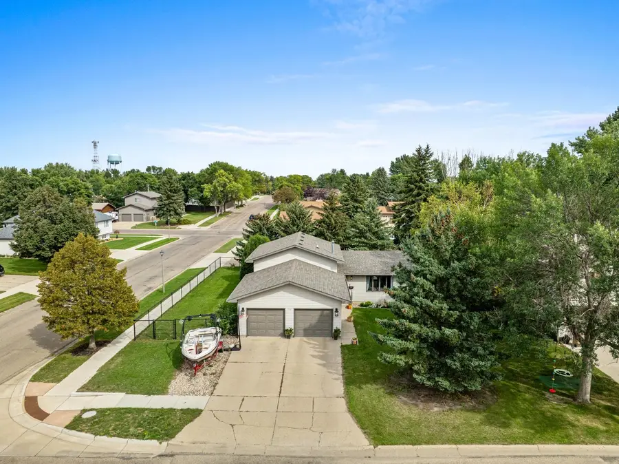 1701 13th St SW, Minot, ND 58701 - #2