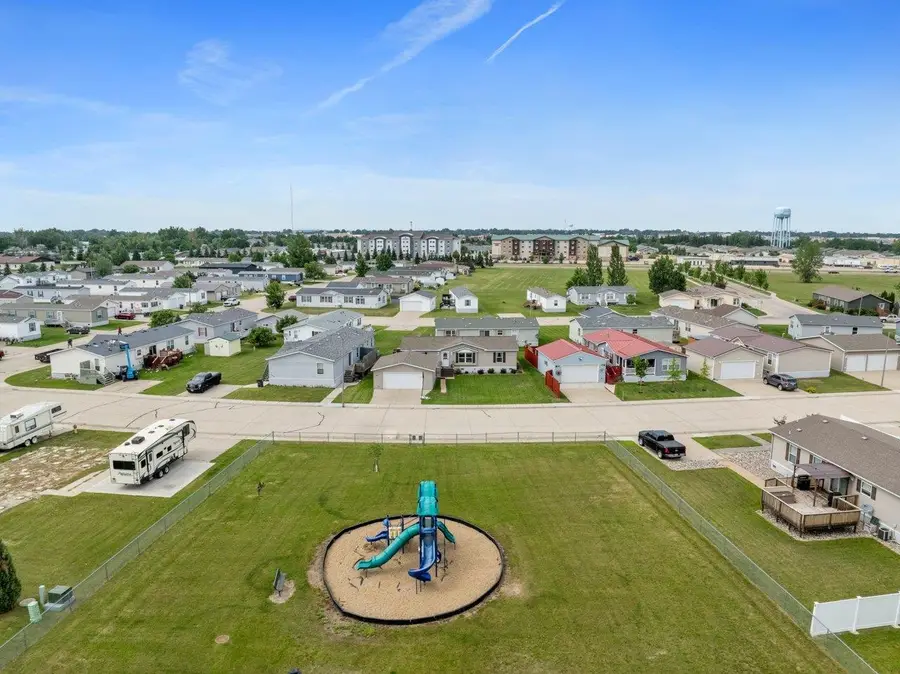 800 Coneflower Dr, Minot, ND 58701 - #3