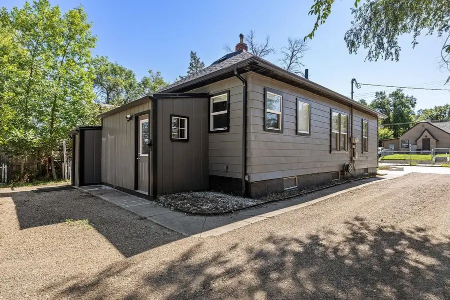 1003 Valley St SE, Minot, ND 58701 - #2