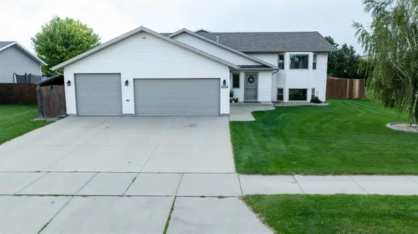 3204 15TH ST SE, Minot, ND 58701