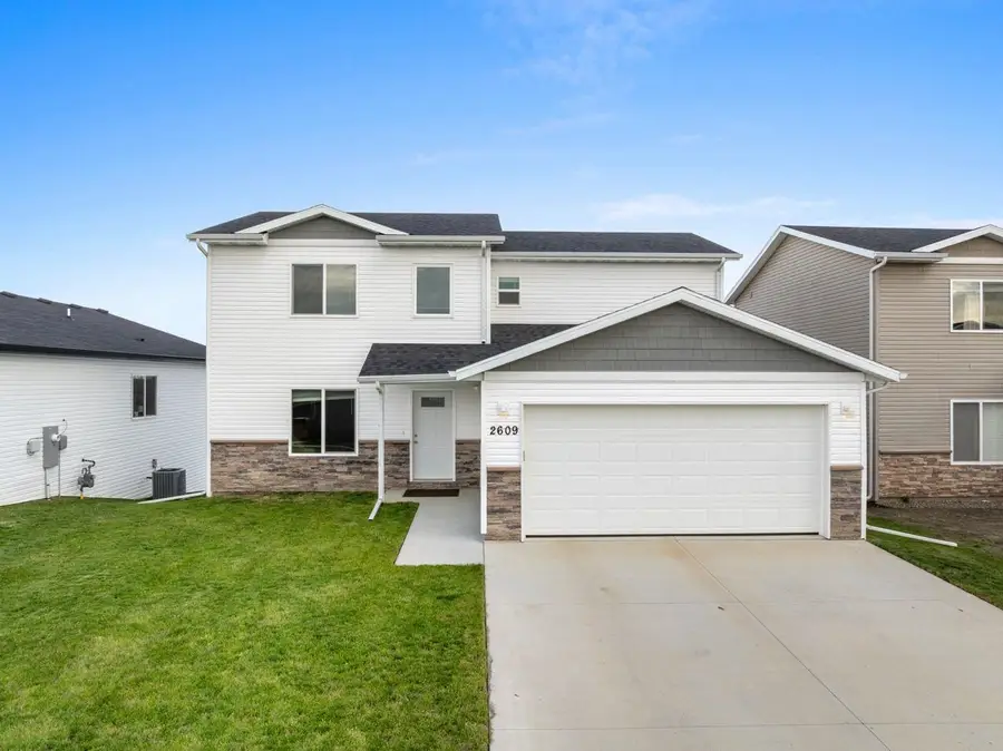 2609 Granite Dr NW, Minot, ND 58703 - #2