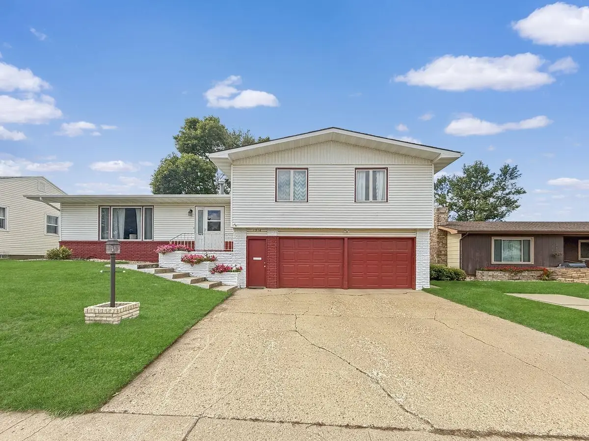 1510 7TH ST SW, Minot, ND 58701 - #1
