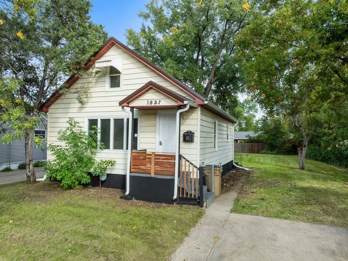 1537 6th Street SW, Minot, ND 58701 - #1