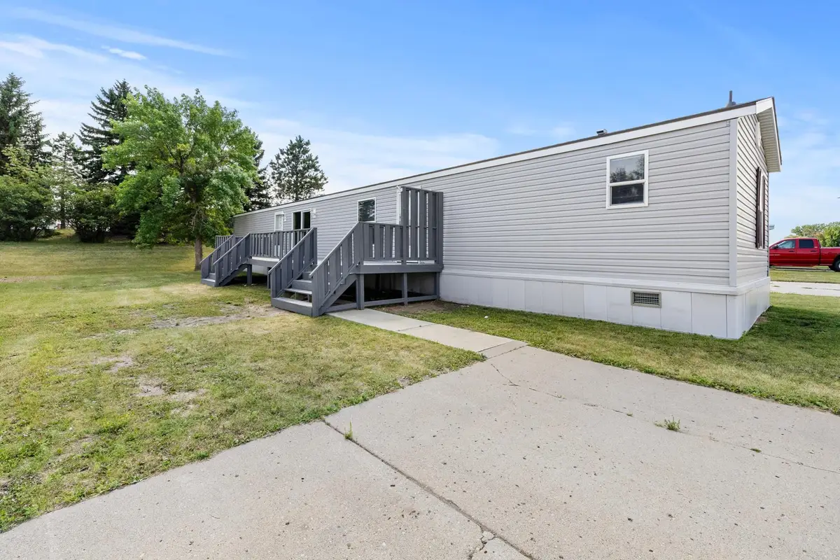 405 SE 31st Ave SE, Minot, ND 58701 - #1