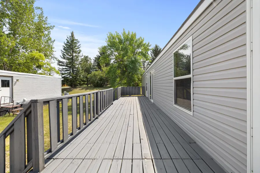 405 SE 31st Ave SE, Minot, ND 58701 - #3