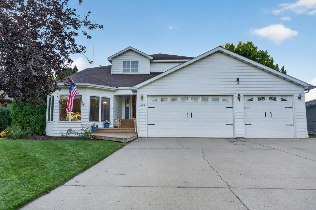 1624 13 1/2 ST SW, Minot, ND 58701 - #1