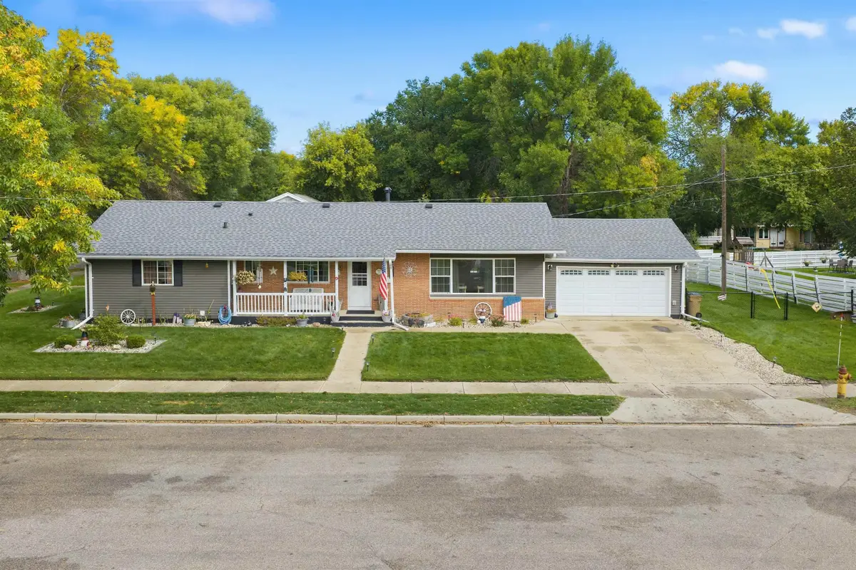 422 11th St NW, Minot, ND 58703 - #1