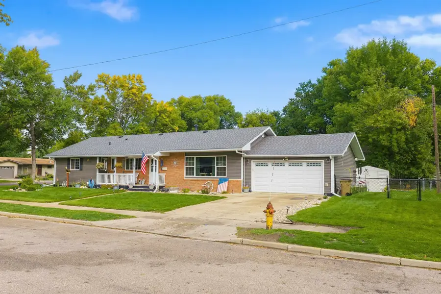 422 11th St NW, Minot, ND 58703 - #2
