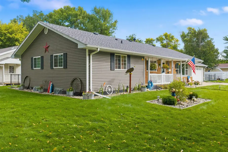 422 11th St NW, Minot, ND 58703 - #3