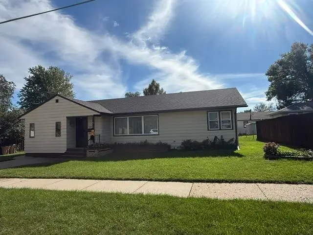 2215 5th Ave NW, Minot, ND 58703 - #2