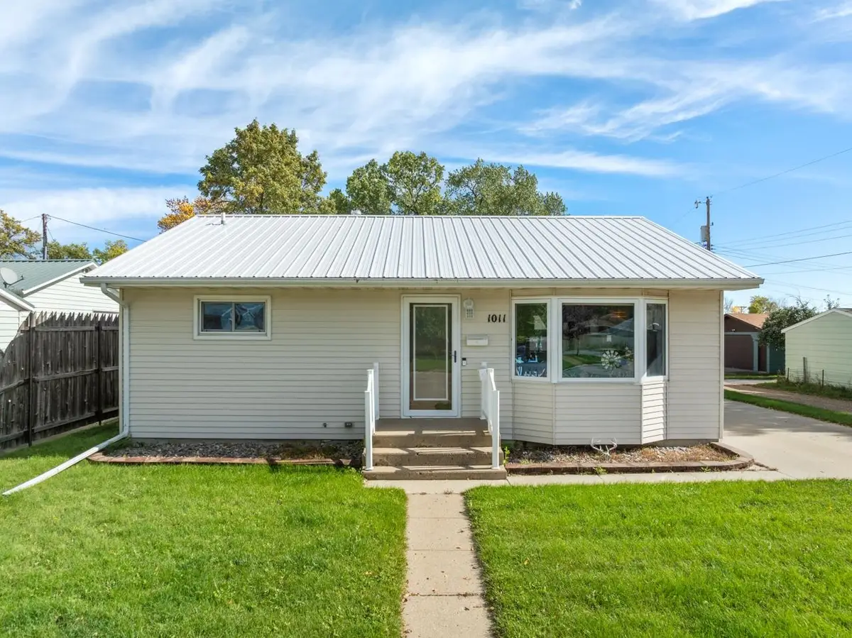 1011 8th St SE, Minot, ND 58701 - #1