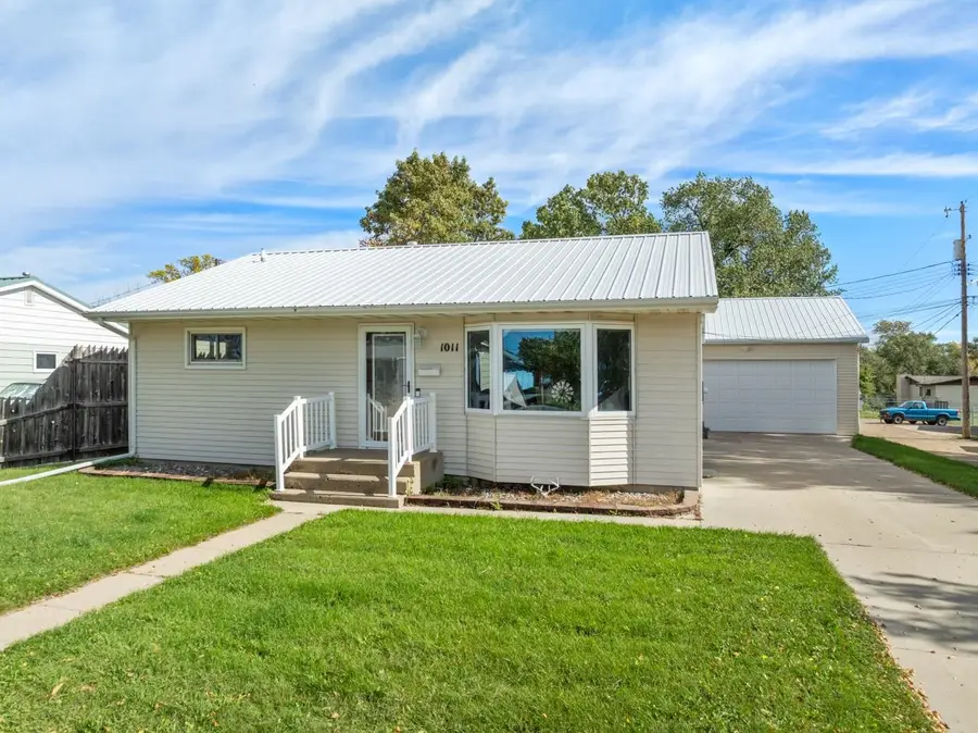 1011 8th St SE, Minot, ND 58701 - #2